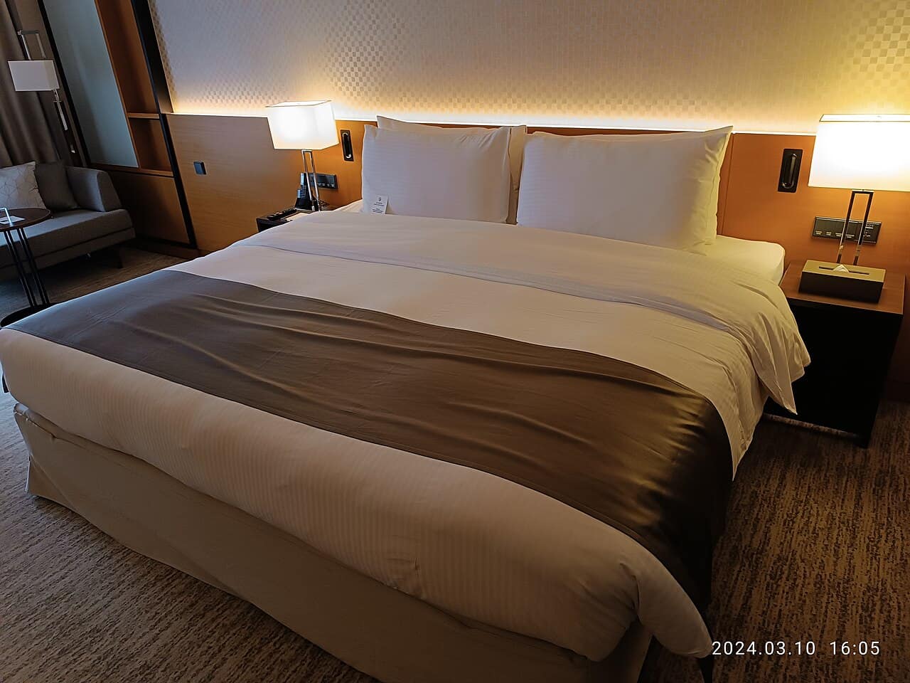 Foto ilustrativa de cama de casal com travesseiros brancos
